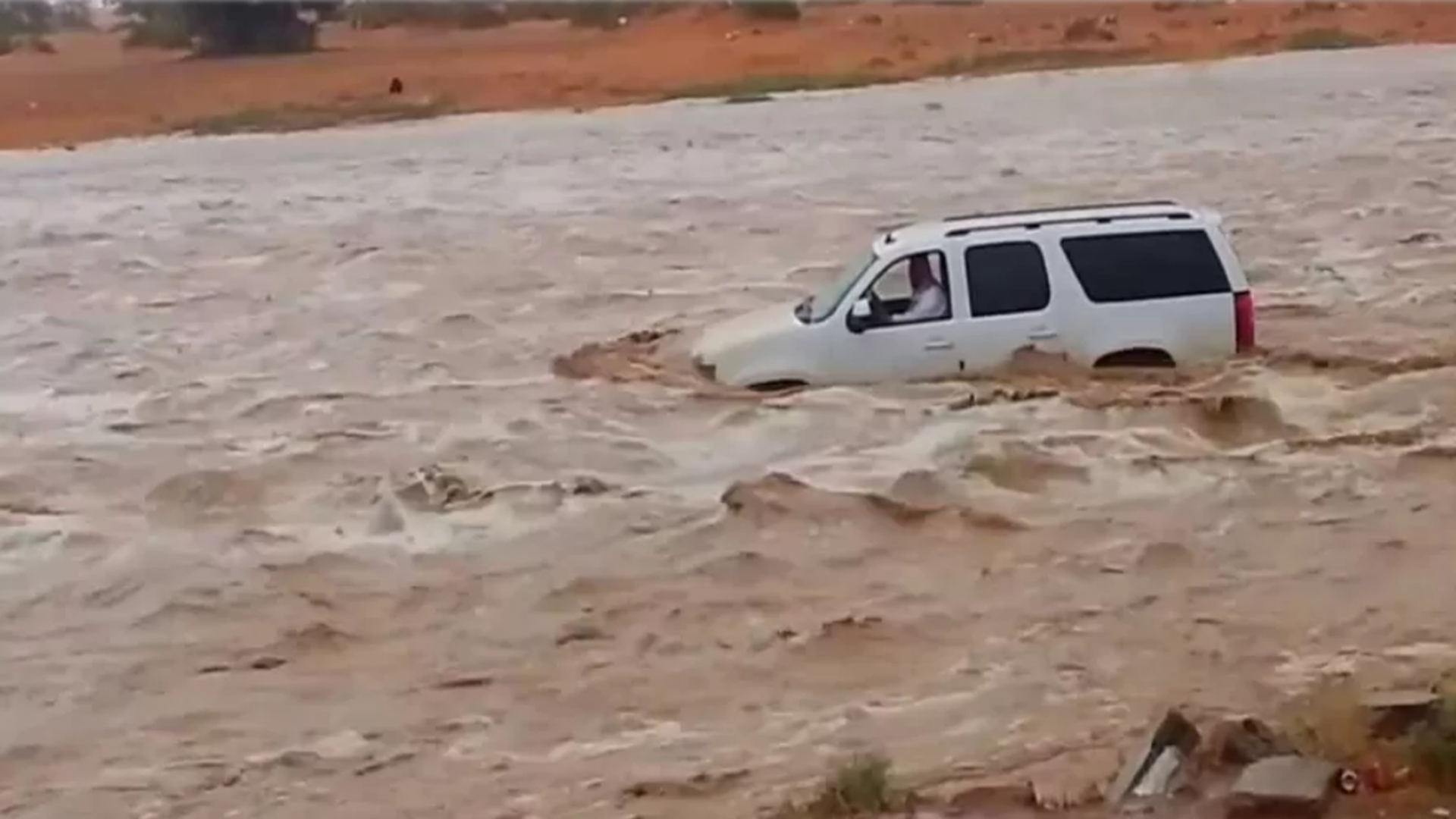سيول وأمطار غزيرة في السعودية وسقوط ضحايا (فيديو)